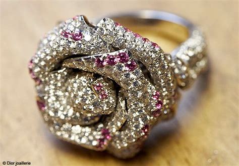 Histoire d’une bague : la Rose Dior Bagatelle.